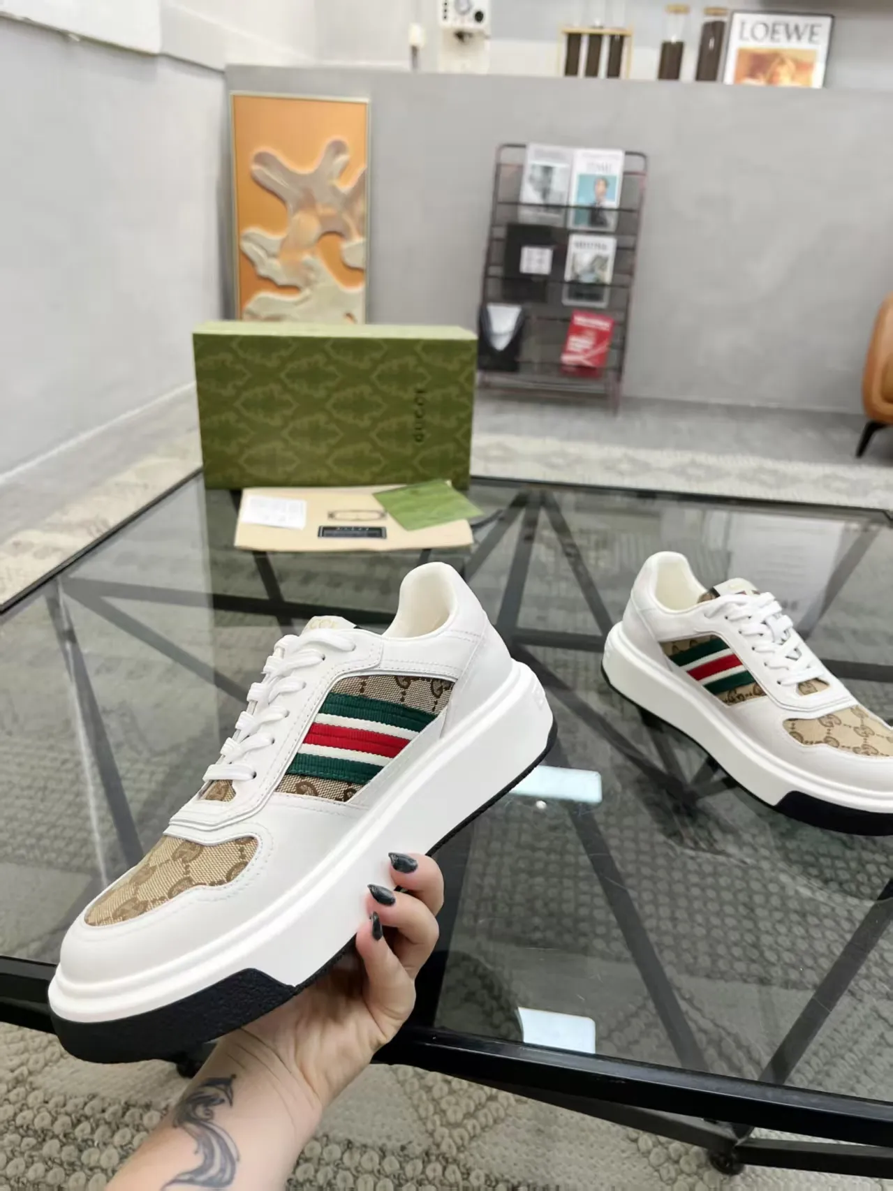 Factory price: 460💰Gucci’s new men’s shoes GUCCI] latest shoes shipped. Original quality, fashionable, made of special materials, sheepskin lining, brand new packaging. The foot feels super comfortable and the workmanship is impeccable. Size: 38-44, customized 45